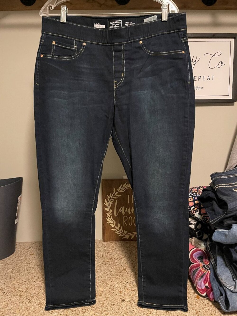 Signature Levi Strauss Totally Shaping, Pull on Skinny, Size 14S, W32, L30